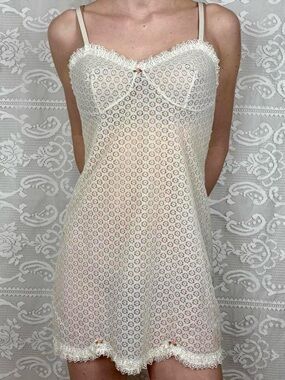 Vintage Y2K Coquette Lace dress with beautiful rosebud detailing✨
